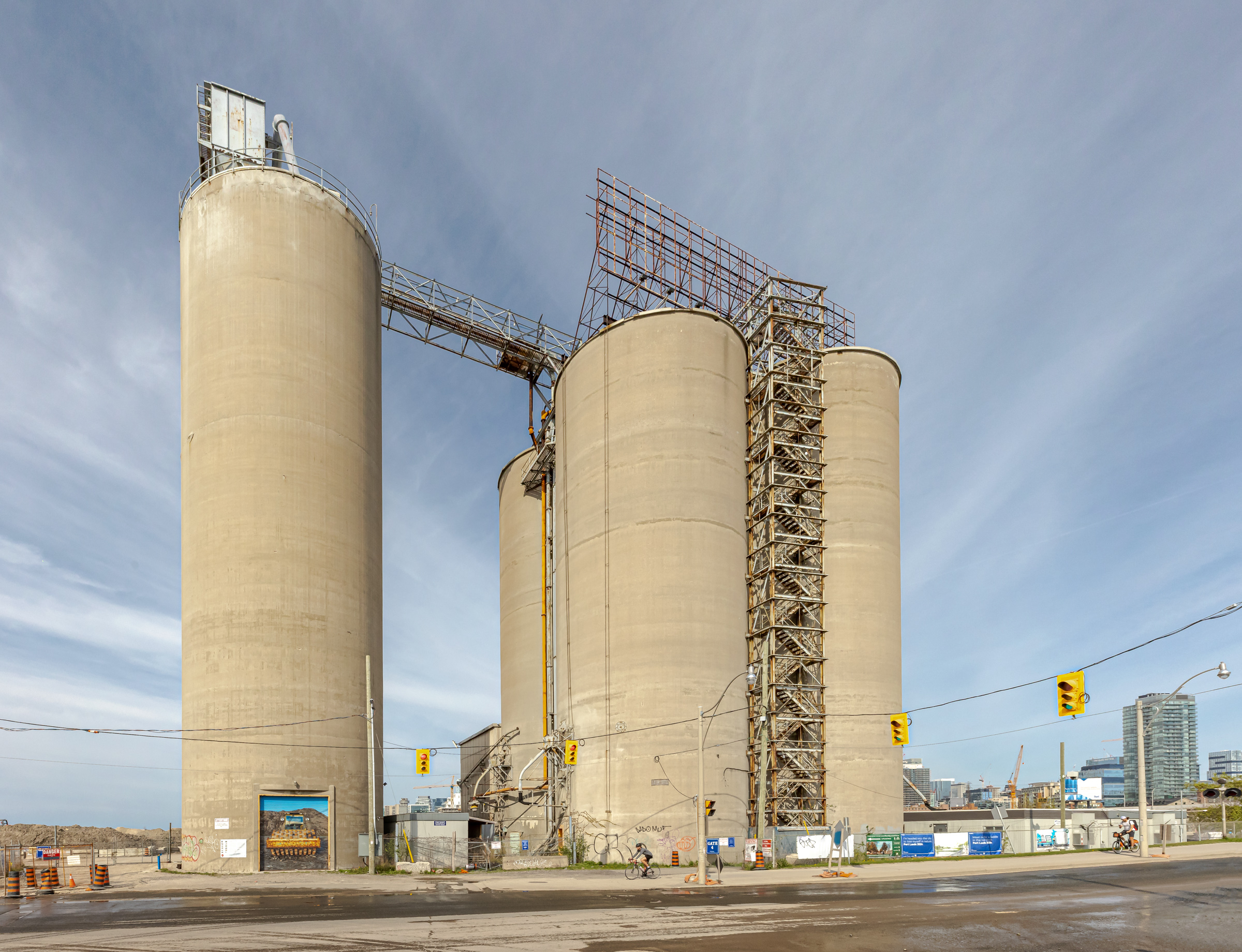     Vid Ingelevics & Ryan Walker, Greenwork, installation view, Port Lands, Toronto, 2023. Courtesy of the artists and Scotiabank CONTACT Photography Festival. Photo: Toni Hafkenscheid

