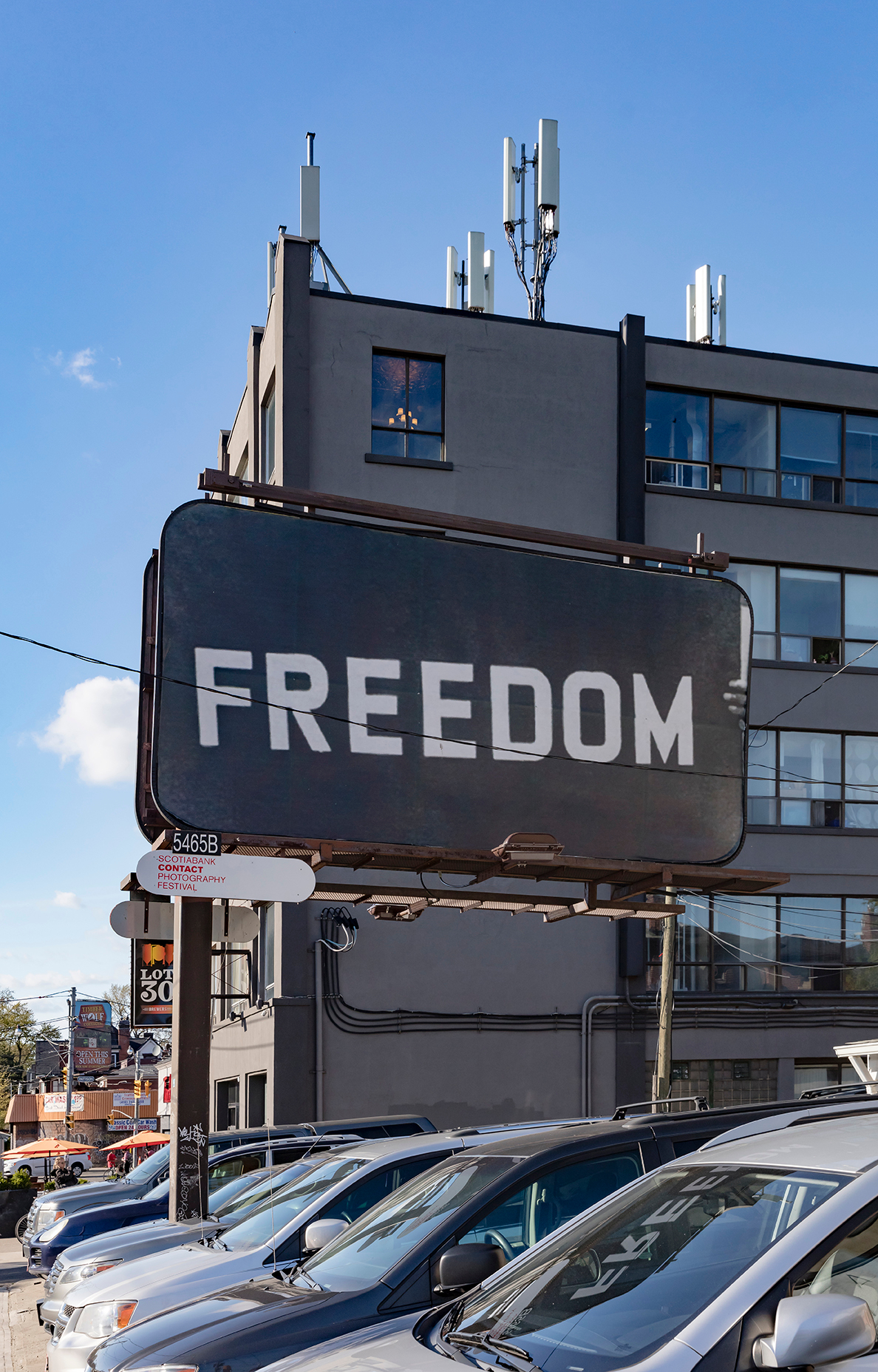     Carmen Winant, XYZ-SOB-ABC, Installation on billboards, Toronto, 2019. Photo: Toni Hafkenscheid. Courtesy CONTACT, the artist.

