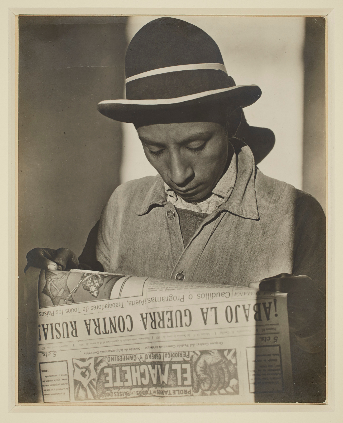     Tina Modotti, El Machete, 1926. Gelatin silver print, Sheet: 23.8 × 18.8 cm. Gift of Harry and Ann Malcolmson, 2015 © Art Gallery of Ontario 2015/248. AGO.114618.

