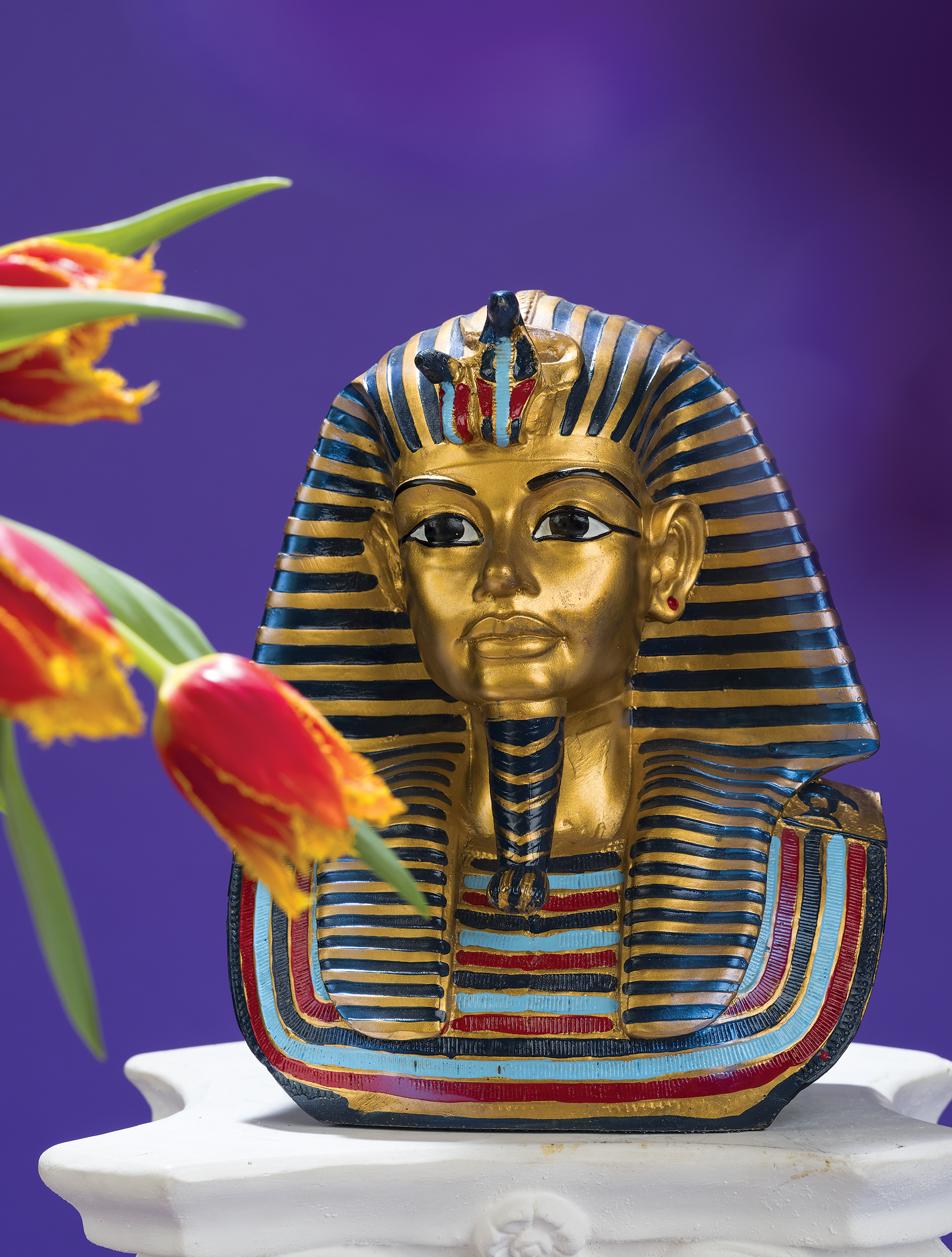     Awol Erizku, Tutankhamun With Tulips, 2018. © Awol Erizku

