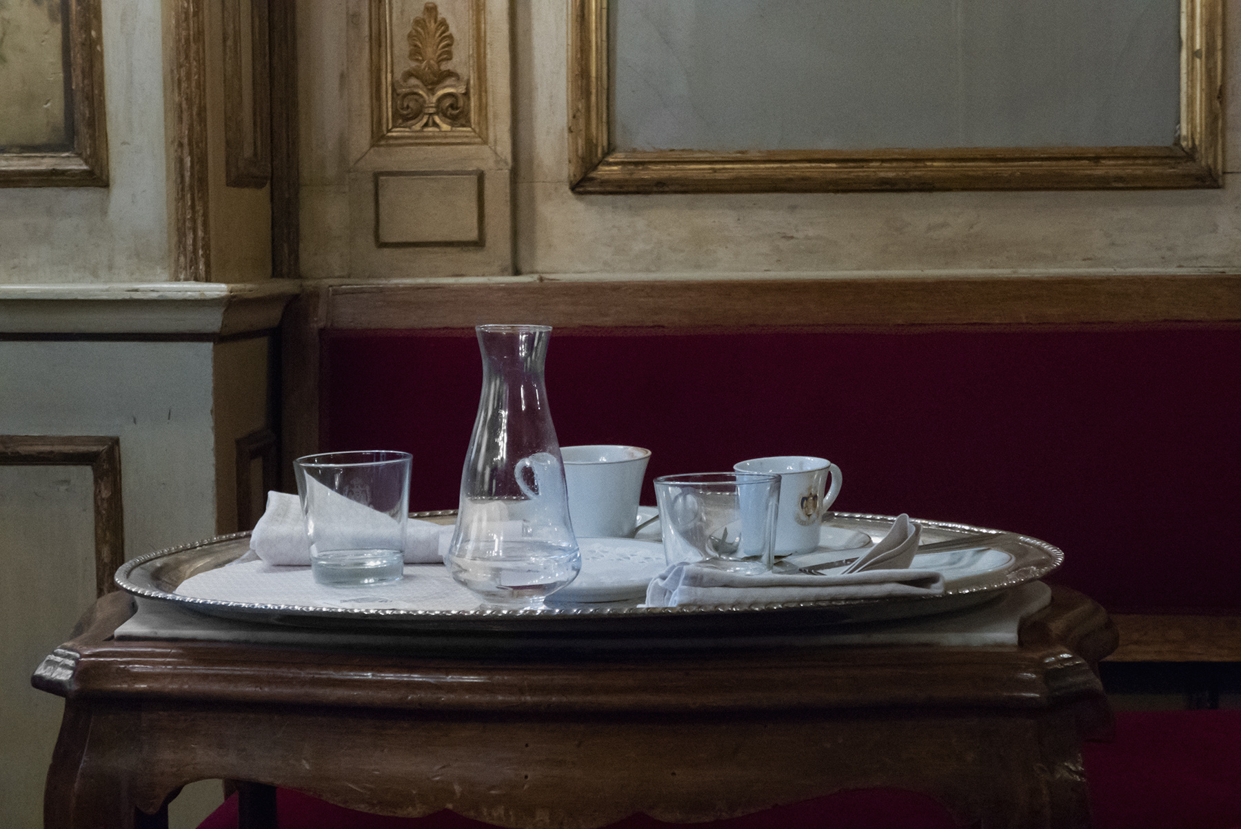     Angela Grauerholz, Venice Café, 2017. Archival pigment print, 40 × 60&#8243;.

