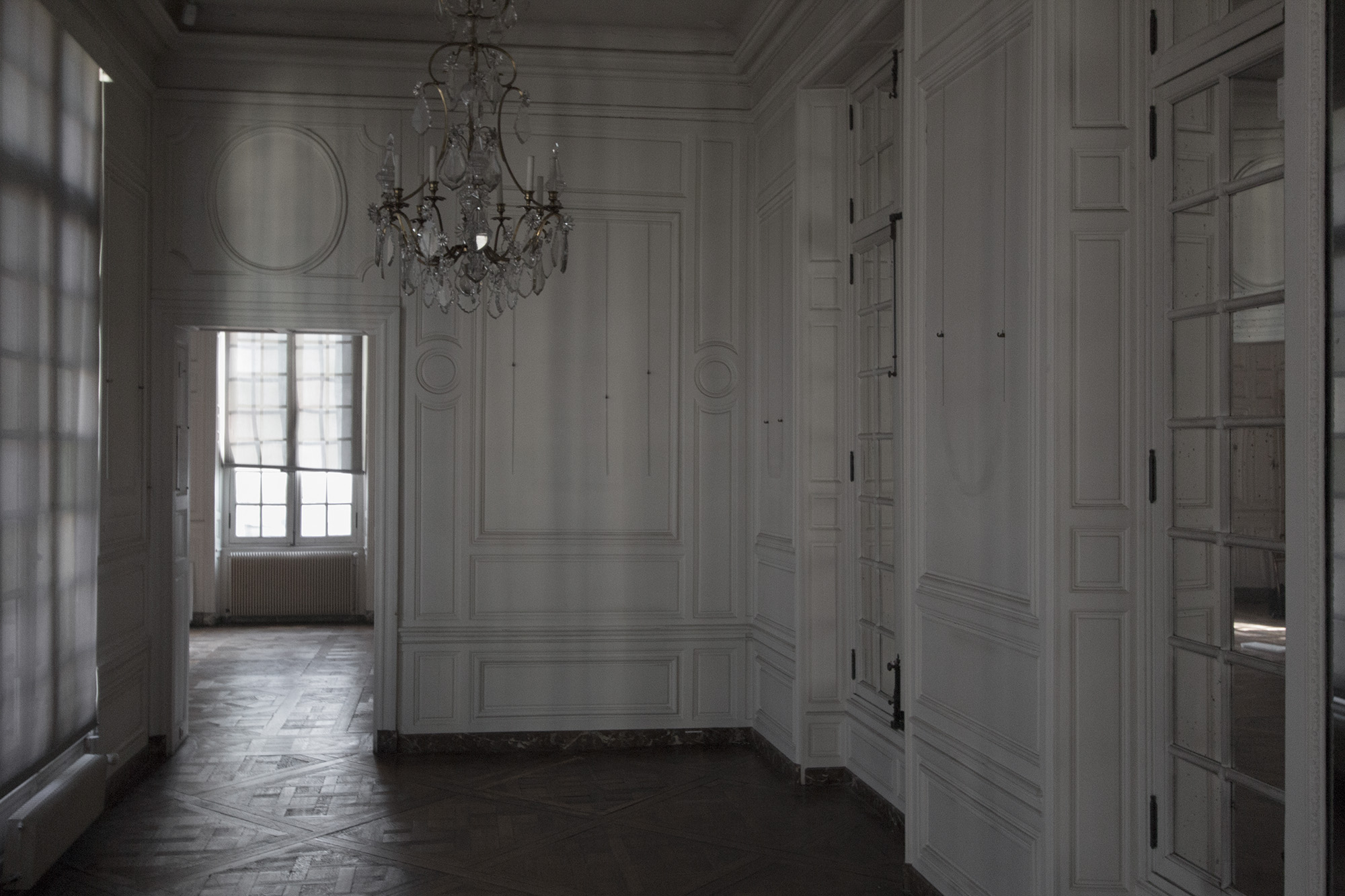     Angela Grauerholz, Foyer &#8211; Carnavalet, 2017. Archival pigment print, 40 × 60&#8243;.

