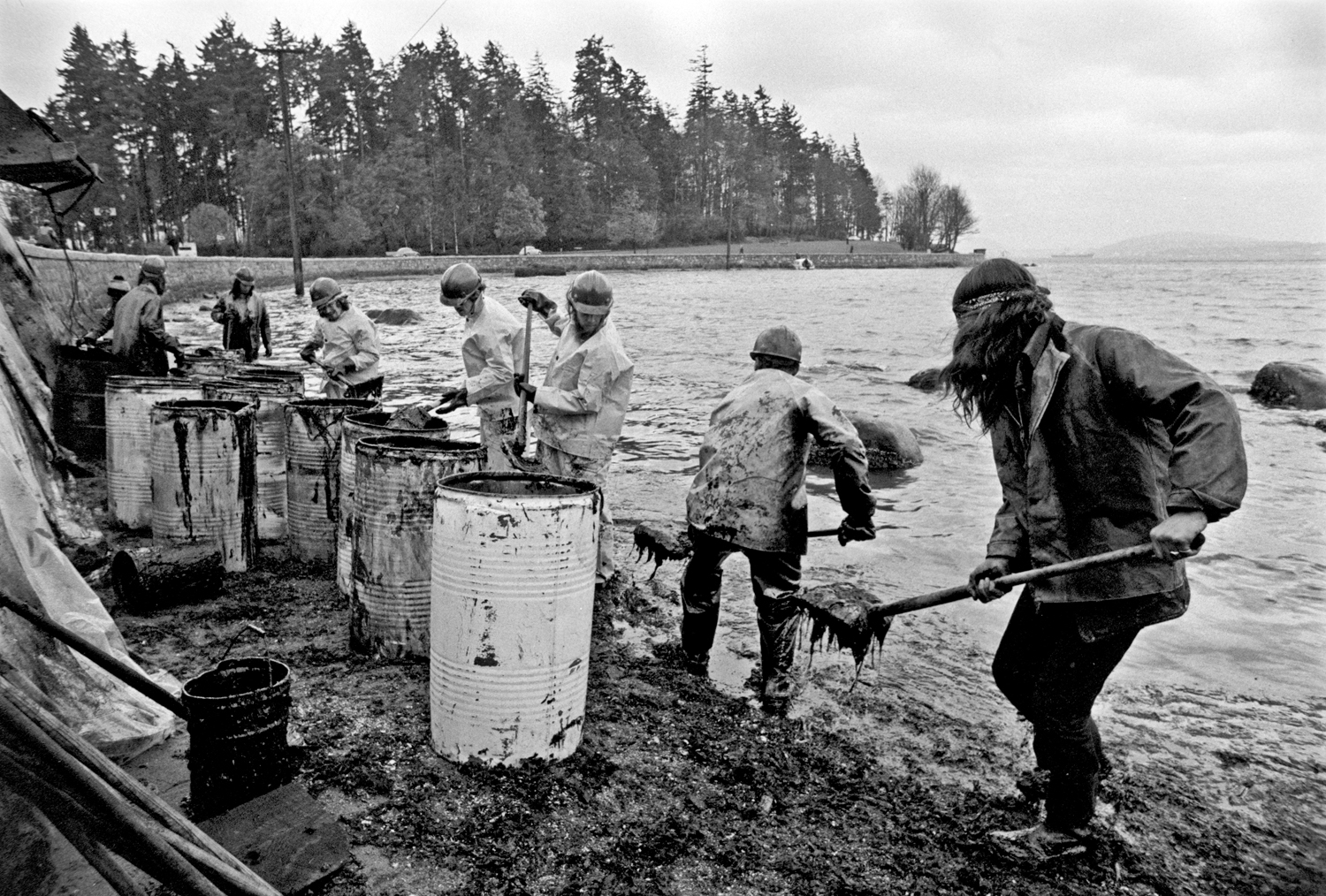     John Denniston, Improvised oil-spill cleanup at Stanley Park, Vancouver, 1973

