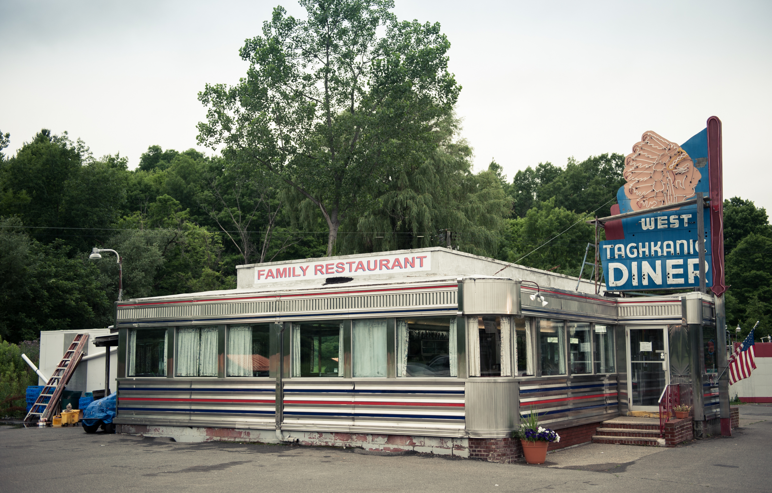     Jordan Nahmias, West Taghkanic Diner, 2016, 47 x 31&#8243;.

