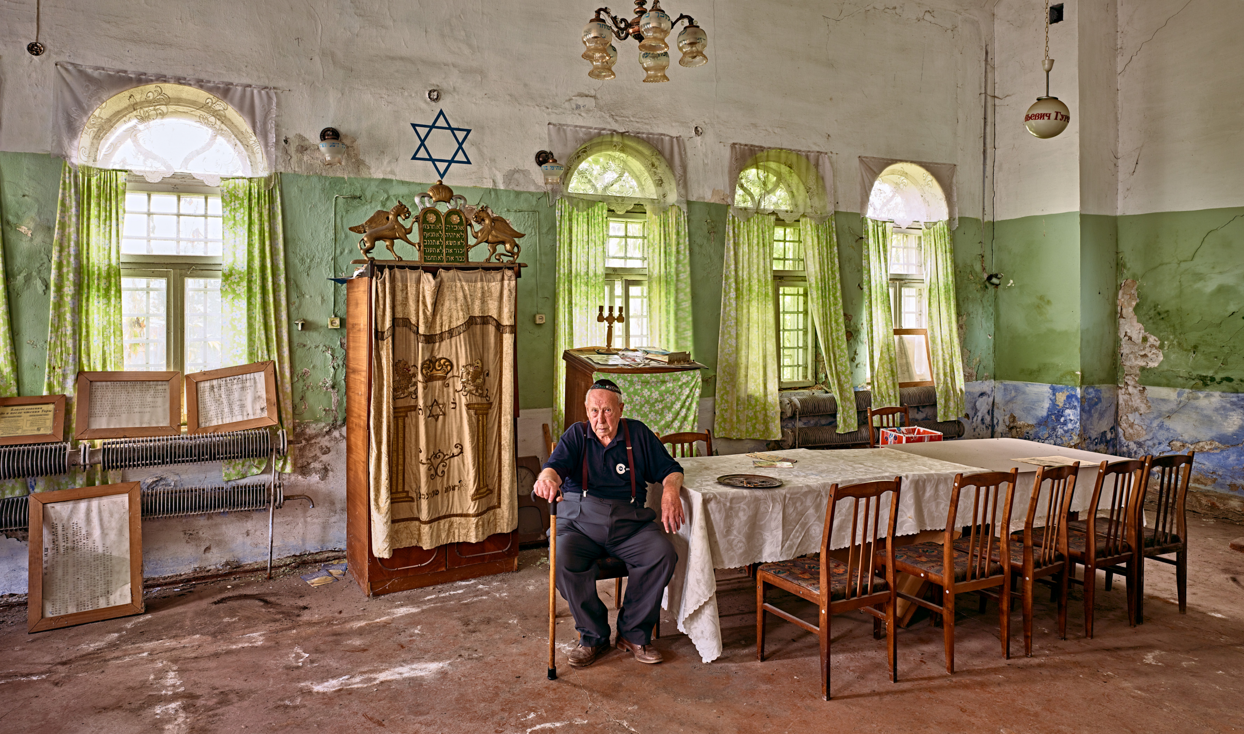     David Kaufman, Yurij Davidovich in the decaying synagogue of Khotyn, Ukraine, 2016

