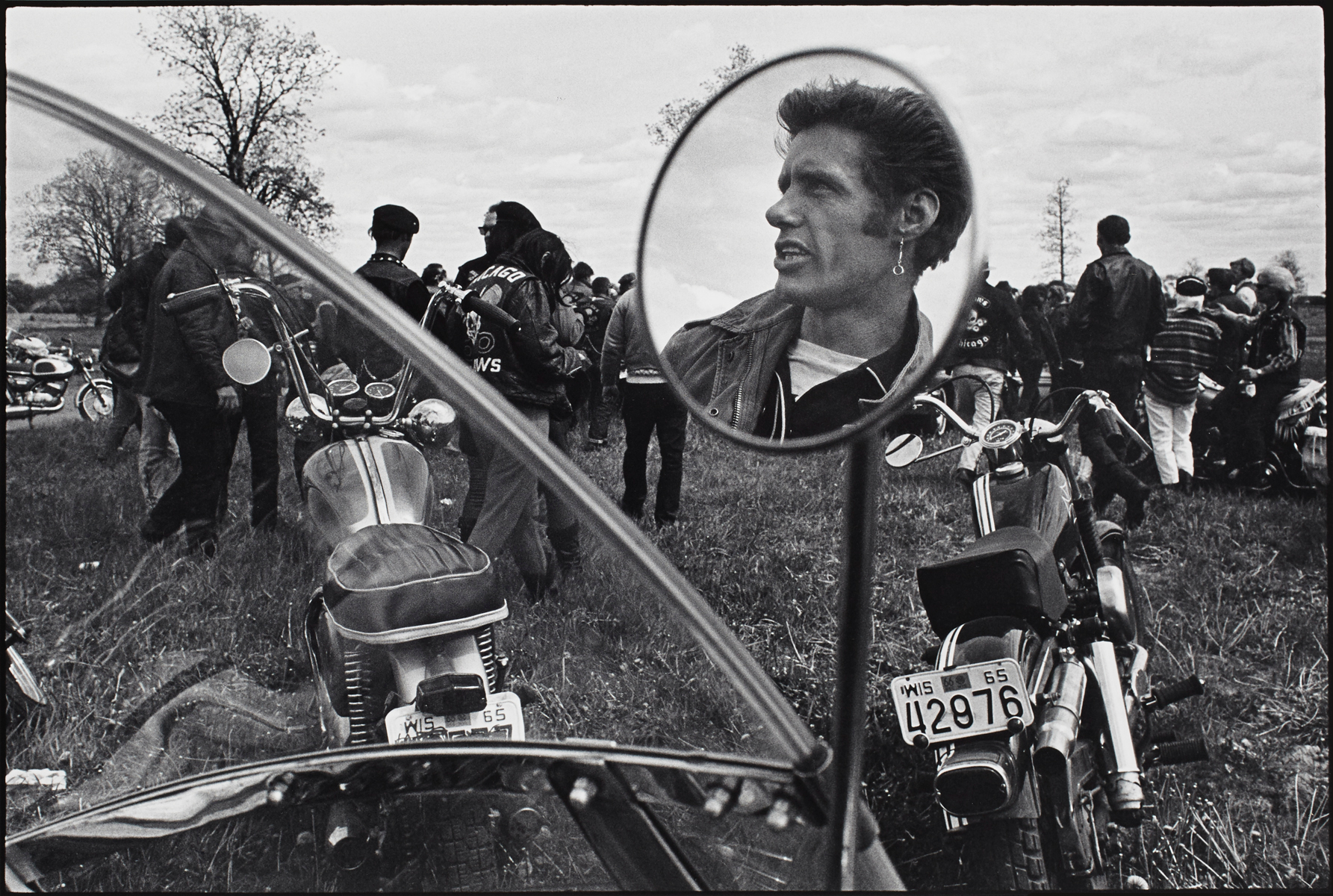     Danny Lyon, Cal, Elkhorn, Wisconsin, 1966. Gelatin Silver Print, 40.6 x 50.8 cm. Collection of the Art Gallery of Ontario. Promised
gift, James Lahey and Brian Lahey, in honour of our
mother Ellen Lahey. © 2015 Danny Lyon/Magnum
Photos. 

