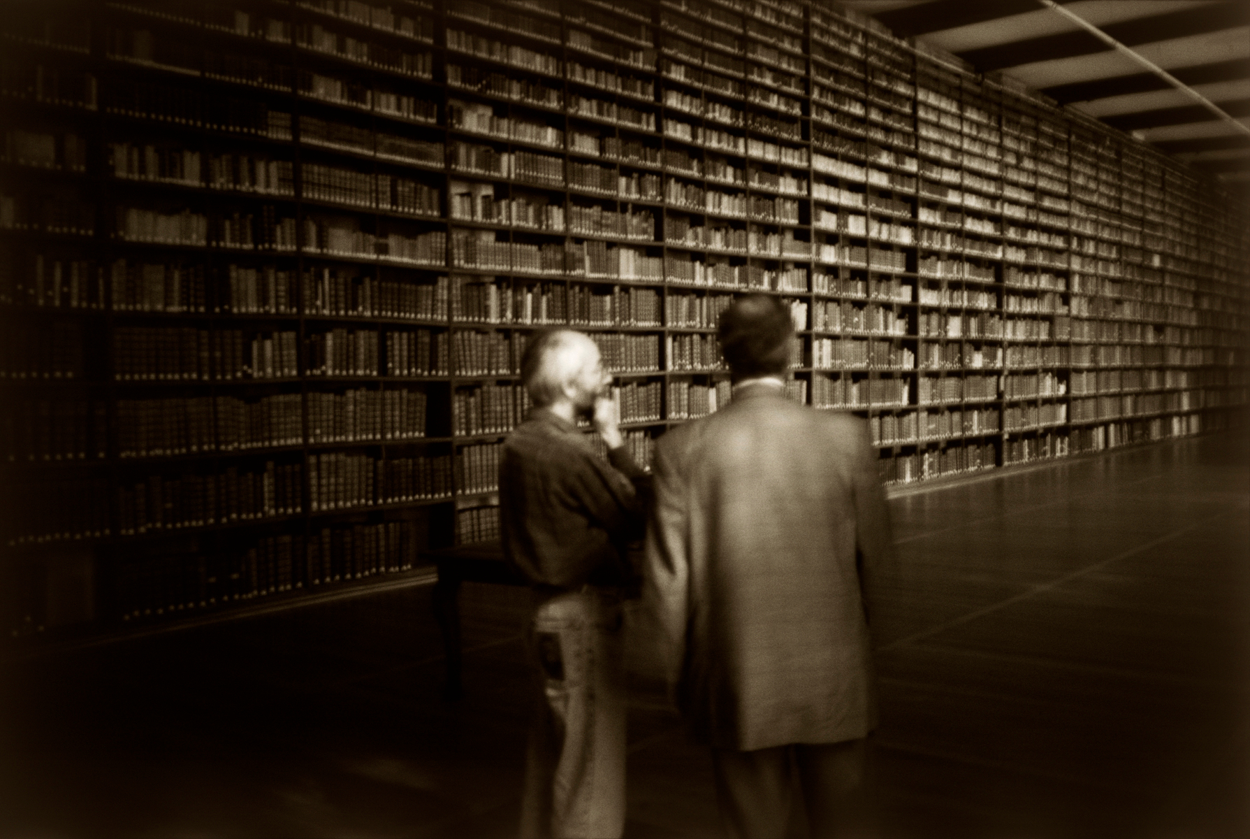     Angela Grauerholz, La bibliothèque, 1993. Courtesy of Art 45, Montreal and the Olga Korper Gallery, Toronto.

