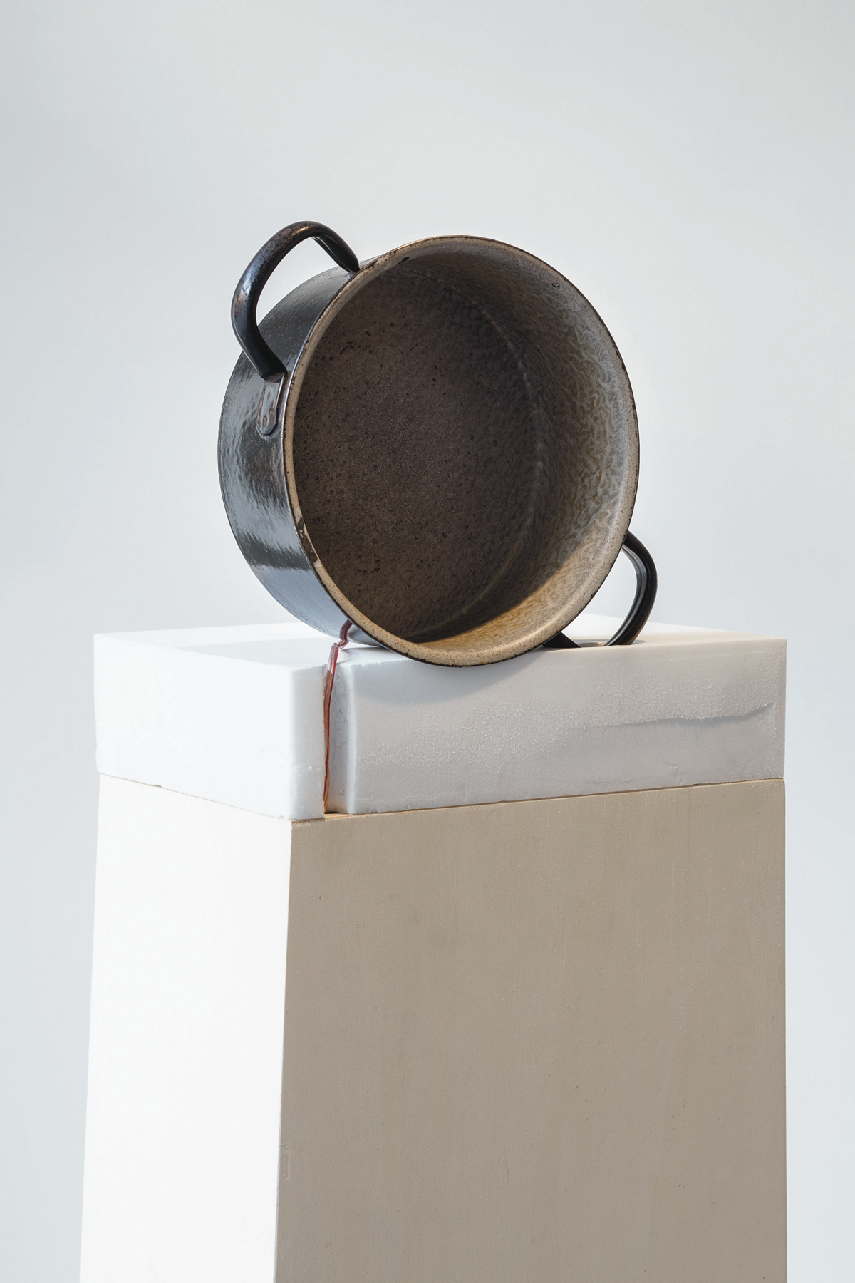     Emma Waltraud Howes, Ram-Tam-Tam! Rat-a-Tat-Tat! from the installation: Stage Directions for a Mouth, 2014, Cast iron pot, exciter amplifier, Dimensions Variable

