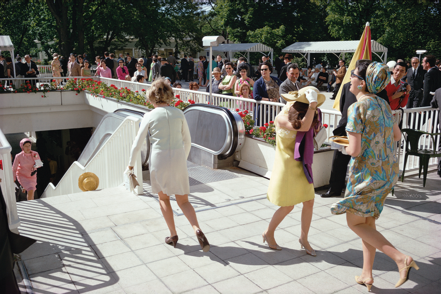     Joel Meyerowitz, Paris, France, 1967. Archival pigment print, 20 x 24”. Courtesy of Howard Greenberg Gallery.

