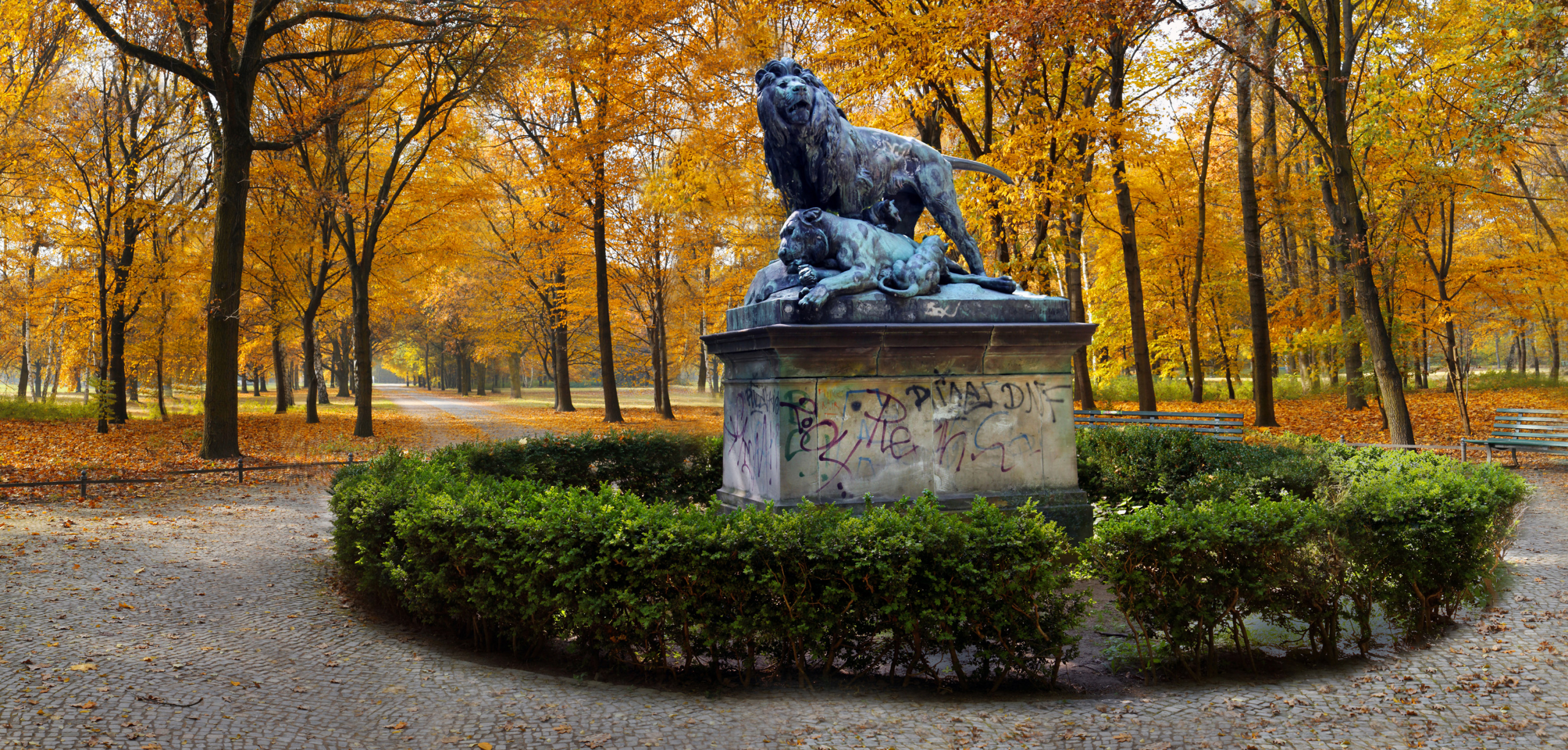     Dan Hudson, Lions (Tiergarten), Lenticular Photograph, 22&#215;46&#8243;, 2015

