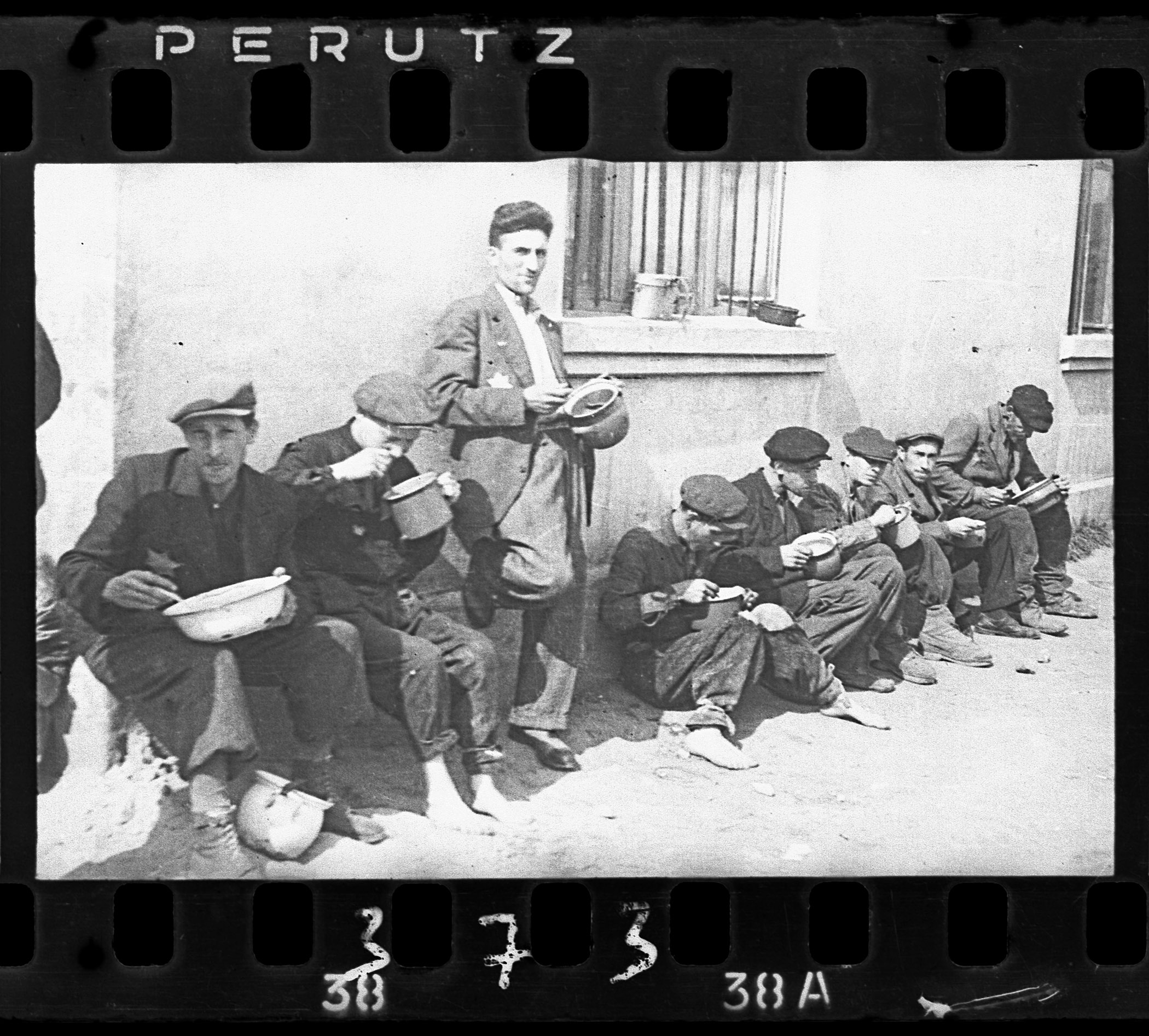     Henryk Ross, Lodz ghetto: â€œSoup for lunchâ€ (Group of men alongside building eating from pails), 1940-44 Art Gallery of Ontario Gift from Archive of Modern Conflict, 2007 Â© Art Gallery of Ontario

