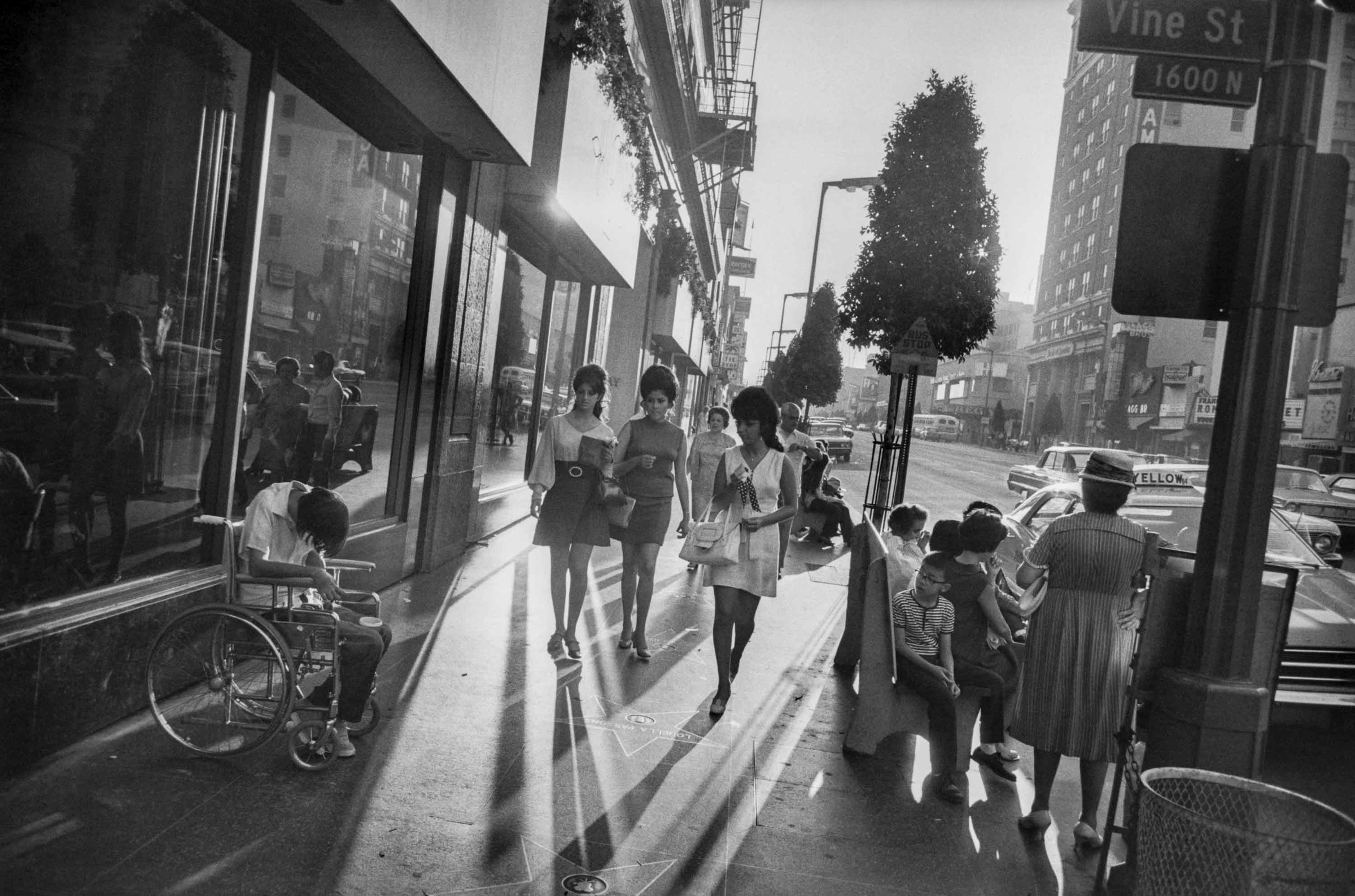 Garry Winogrand, Los Angeles, California, 1969. Gelatin silver print, 21.6 × 32.8 cm. Art Gallery of Ontario, Purchase, with funds generously donated by Martha LA McCain, 2015. © The Estate of Garry Winogrand, courtesy Fraenkel Gallery, San Francisco 2014/1569.11.