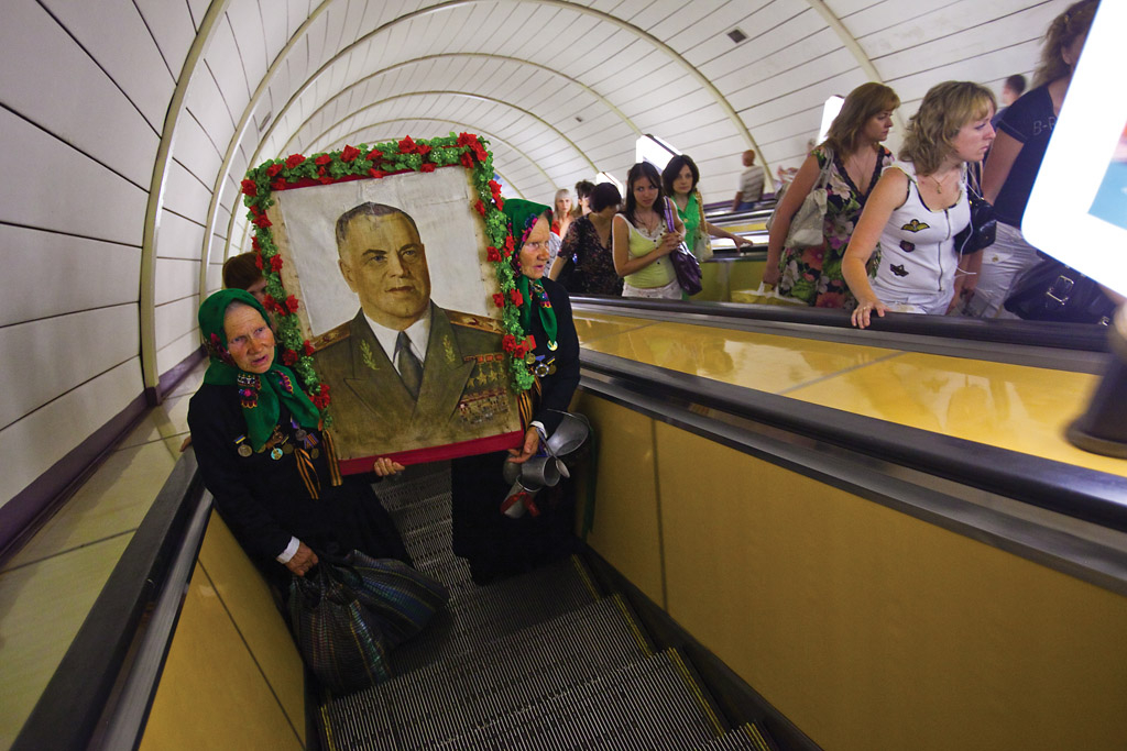     Ivan Kurinnoy, Maria and Galina, twins and veterans of World War II carry a portrait of their hero Marshall Zhukov, 2009 

