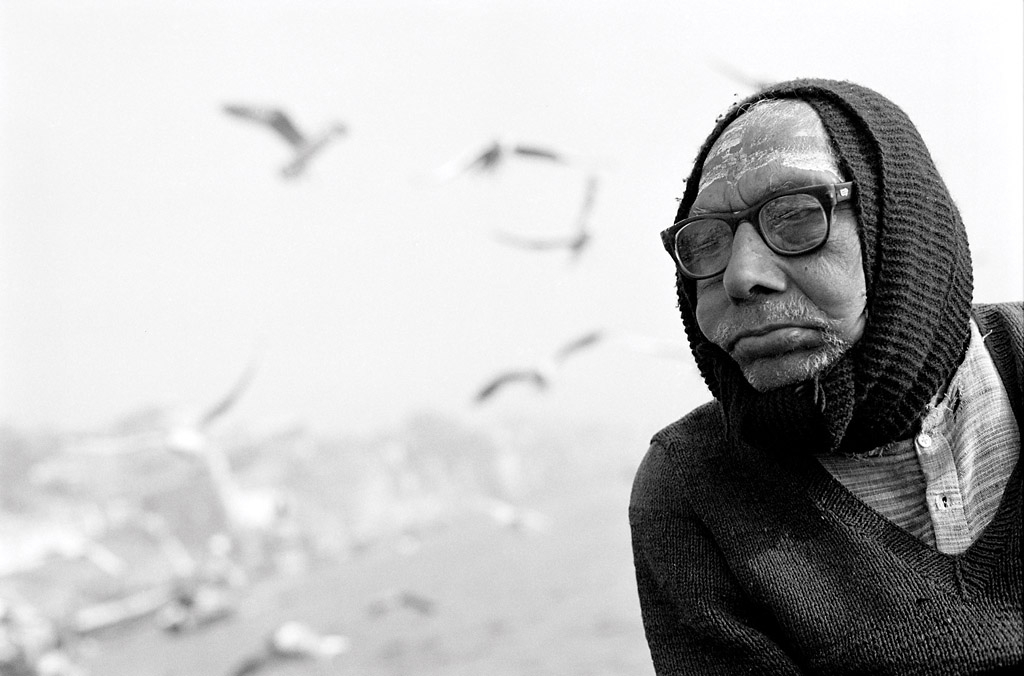     Christina Gapic, Feeding Birds on the Ganges River, 2007 

