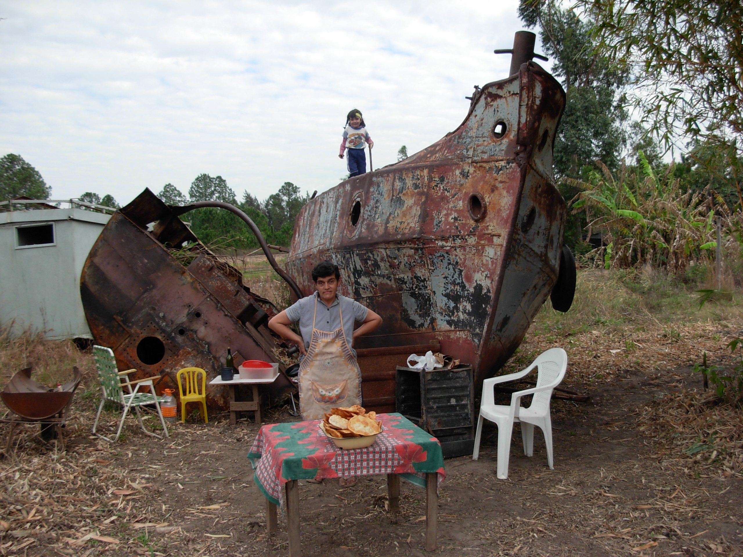     Alberto Gomez and Dot Tuer, Vendedora de chipacuerito en la ruta&#8221; (Tortilla Seller on the Highway), from the series Corrientes imaginarios, 2016

