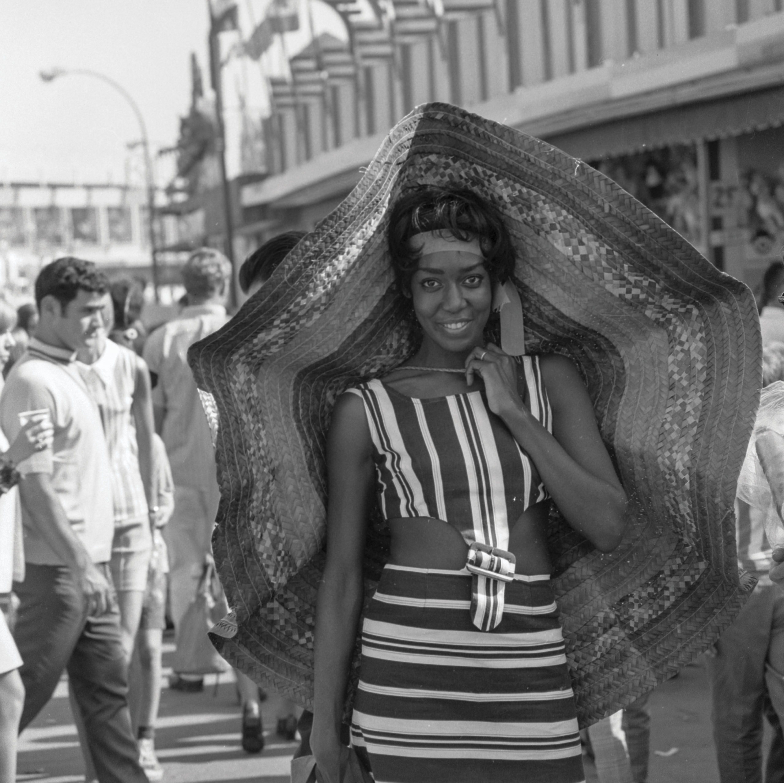 Crowds in the Midway, August 23, 1969, Canadian National Exhibition Archives, MG5-F2429-I2. Courtesy of the CNEA