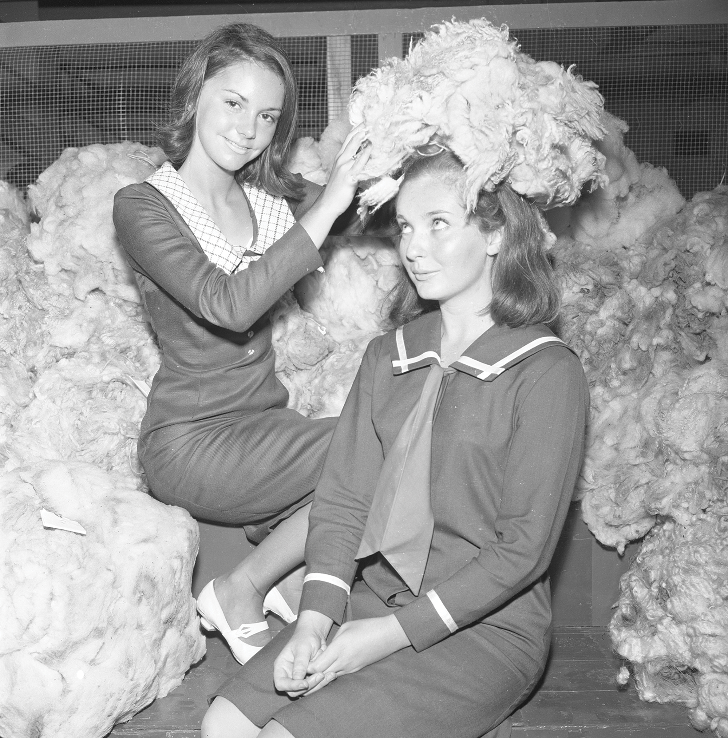 Girls and Wool, Cow, August 20, 1965. Canadian National Exhibition Archives, MG5-F1302-I2. Courtesy of the CNEA