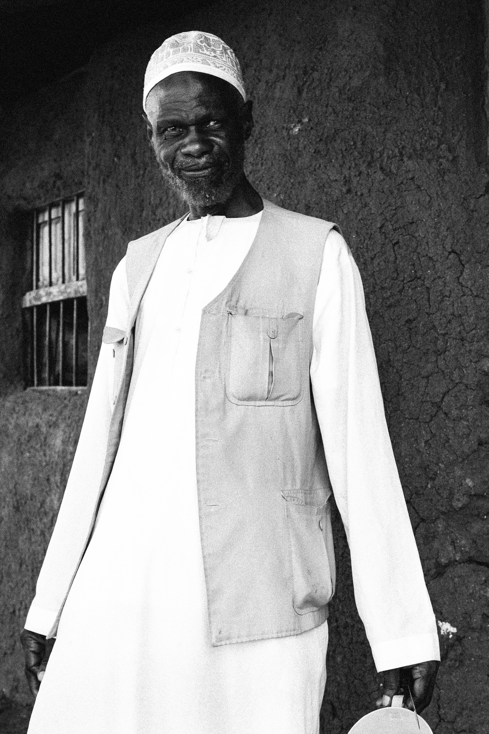 Leyla Jeyte, elder in cargo vest outside his home, 2016. Courtesy of the artist