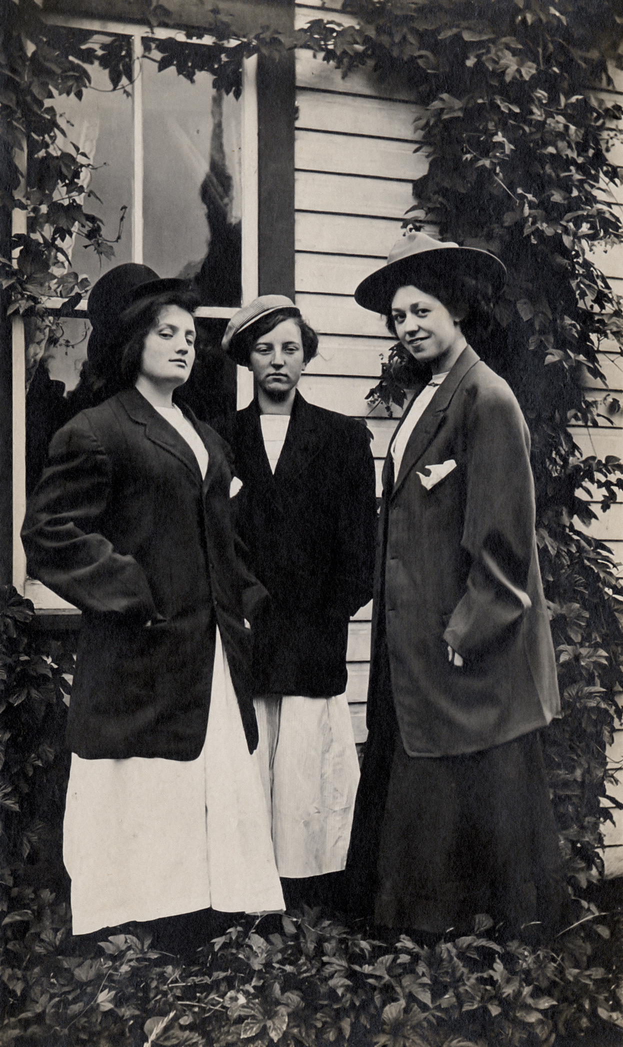 Unidentified photographer, [Three women wearing men’s clothing, with written inscription on verso “Jane Watkins Meartz + 2 friends”, United States], c. 1910. © 2016 Éditions Textuel – Collection Sébastien Lifshitz