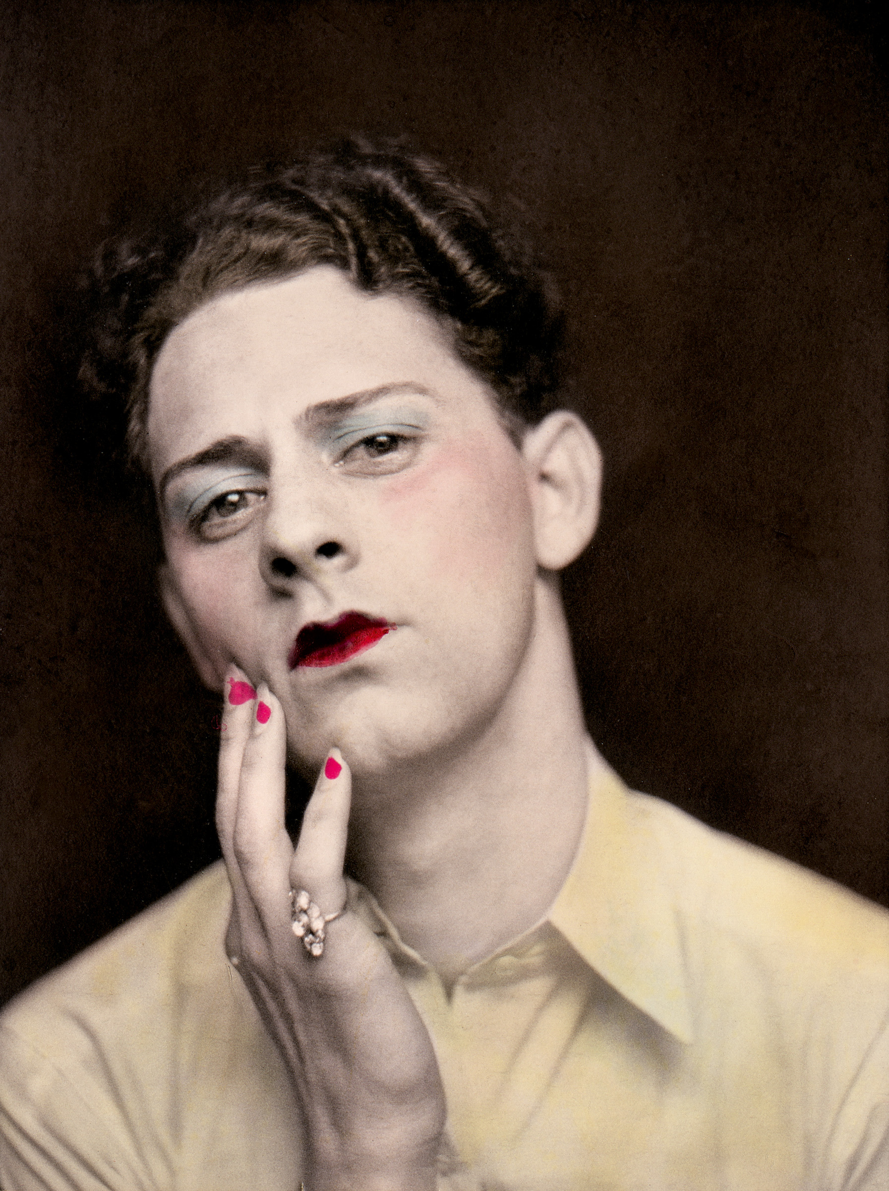 Unidentified photographer, [Man in make-up wearing a woman’s ring, United States], c. 1920. © 2016 Éditions Textuel – Collection Sébastien Lifshitz