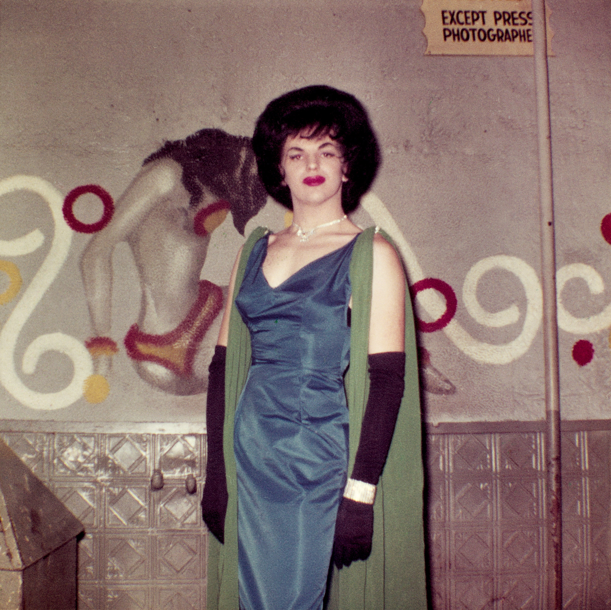 Unidentified photographer, [Male cross-dresser in the backstage of a cabaret, United States], c. 1960. © 2016 Éditions Textuel – Collection Sébastien Lifshitz