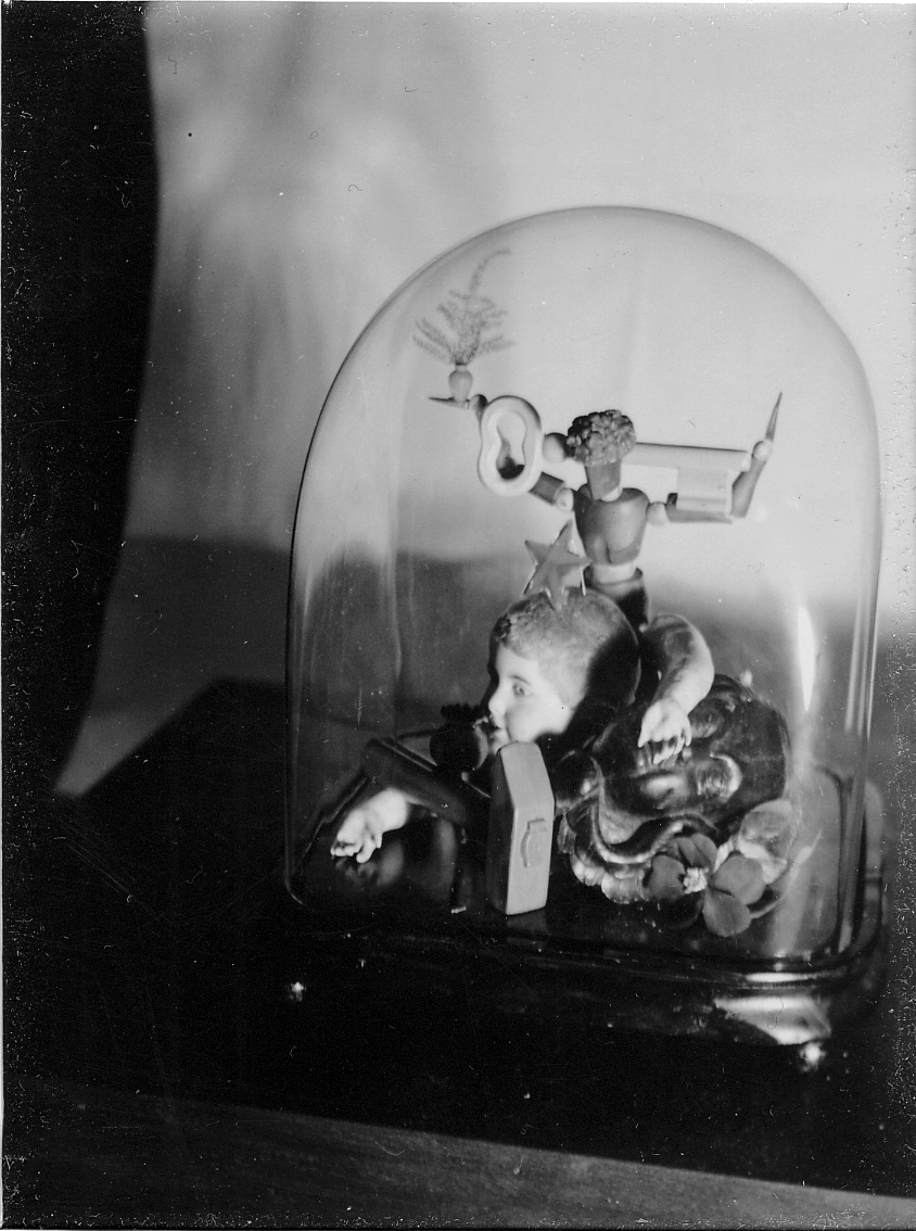 Claude Cahun, Objet sous globe de verre (Object under glass globe), c.1936. Courtesy of Corkin Gallery